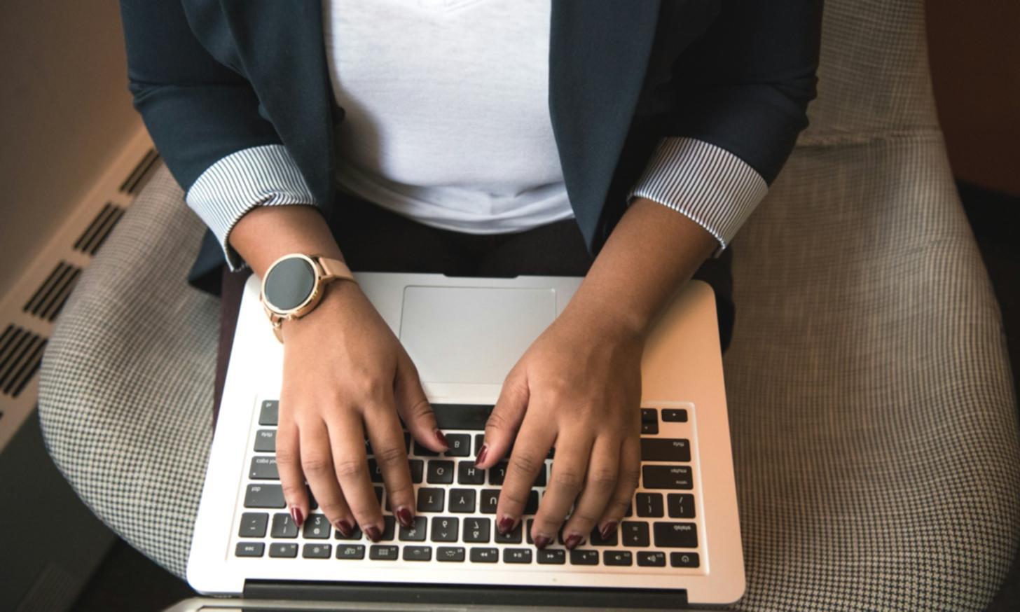 Workspace mit Recherche-Tools und Notizen für Keyword-Analyse