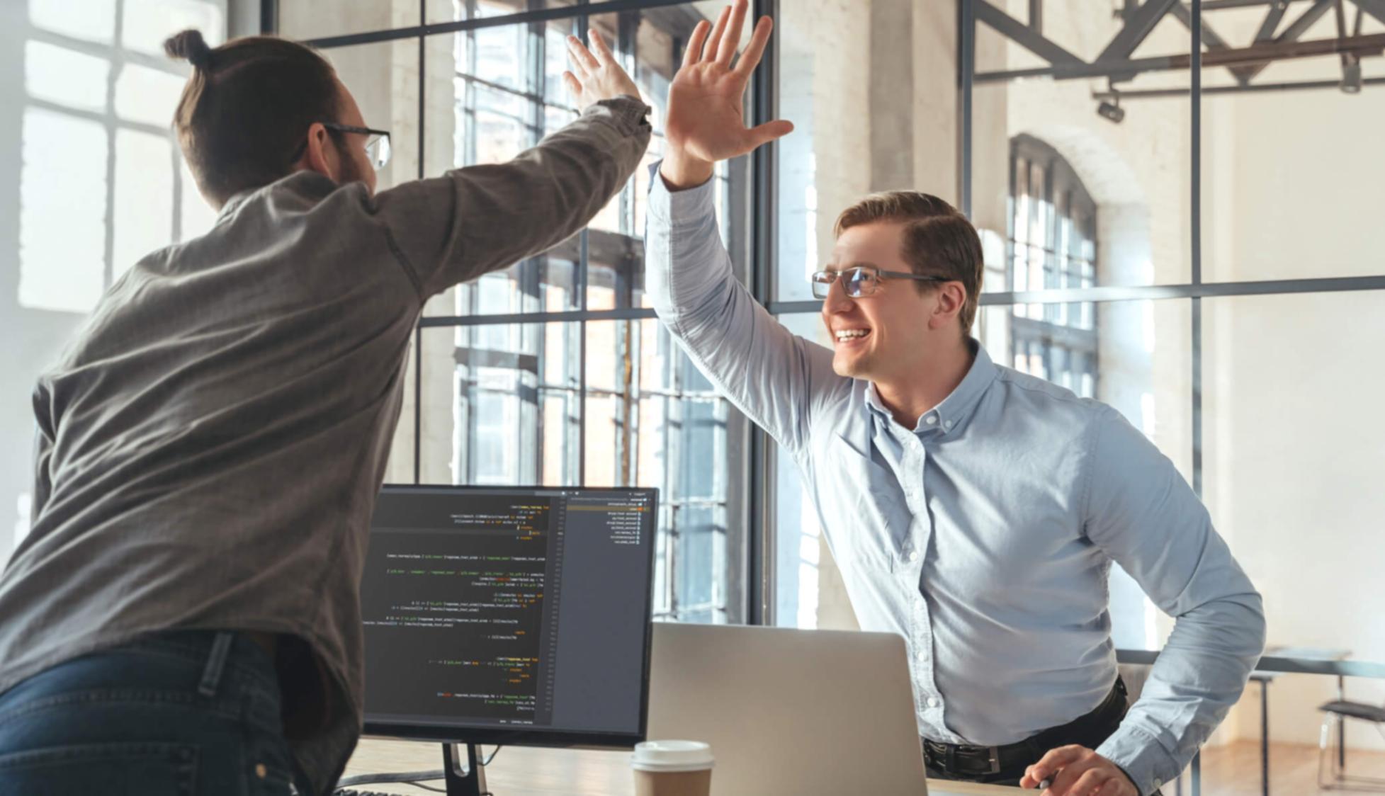 Praktische Workshop-Situation mit Teilnehmern die gemeinsam an Keyword-Strategien arbeiten