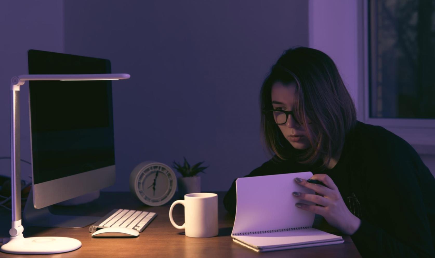 Moderne Arbeitsumgebung mit Laptop und Keyword-Analyse-Tools für digitale Strategieentwicklung