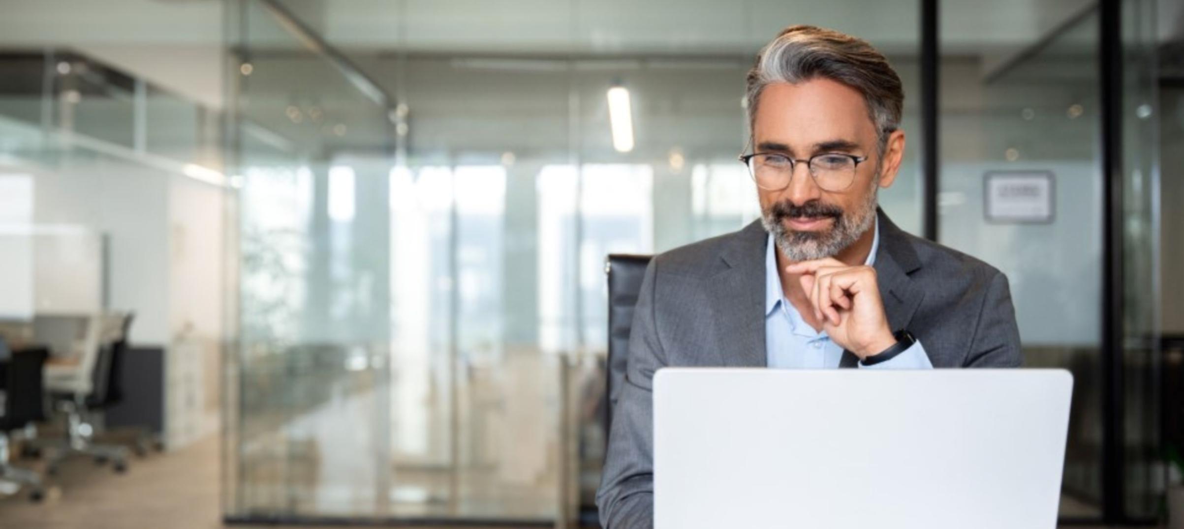 Teilnehmer arbeitet an Keyword-Recherche mit verschiedenen Analyse-Tools auf mehreren Bildschirmen