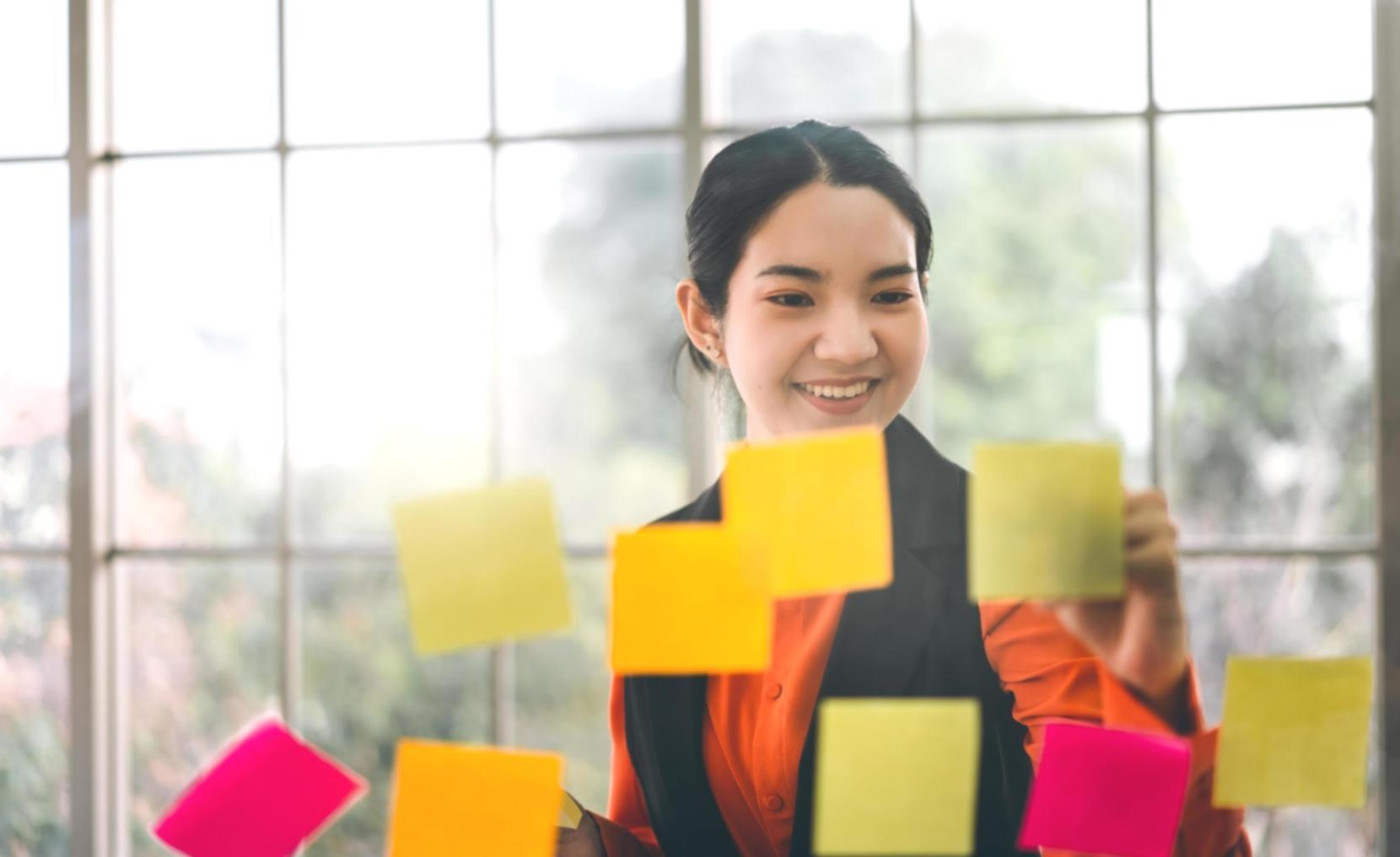 Internationale Studierende lernen Keyword-Recherche in moderner Lernumgebung