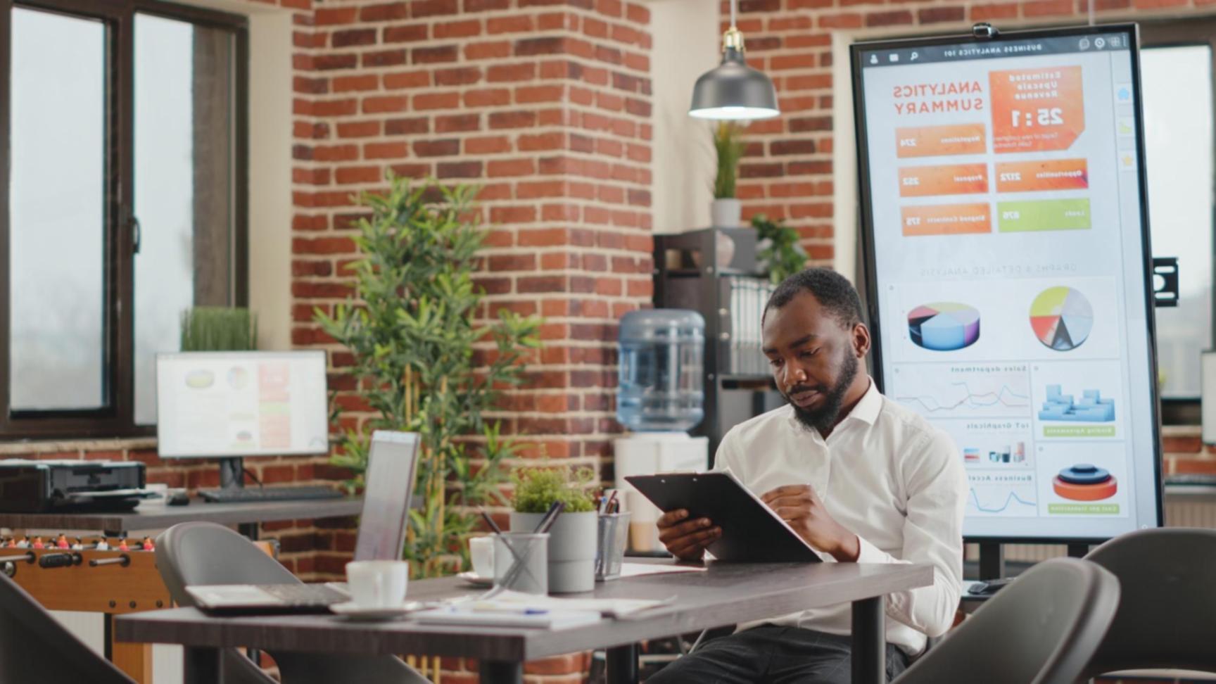 Moderne Lernumgebung mit digitalen Tools und strukturierter Arbeitsweise