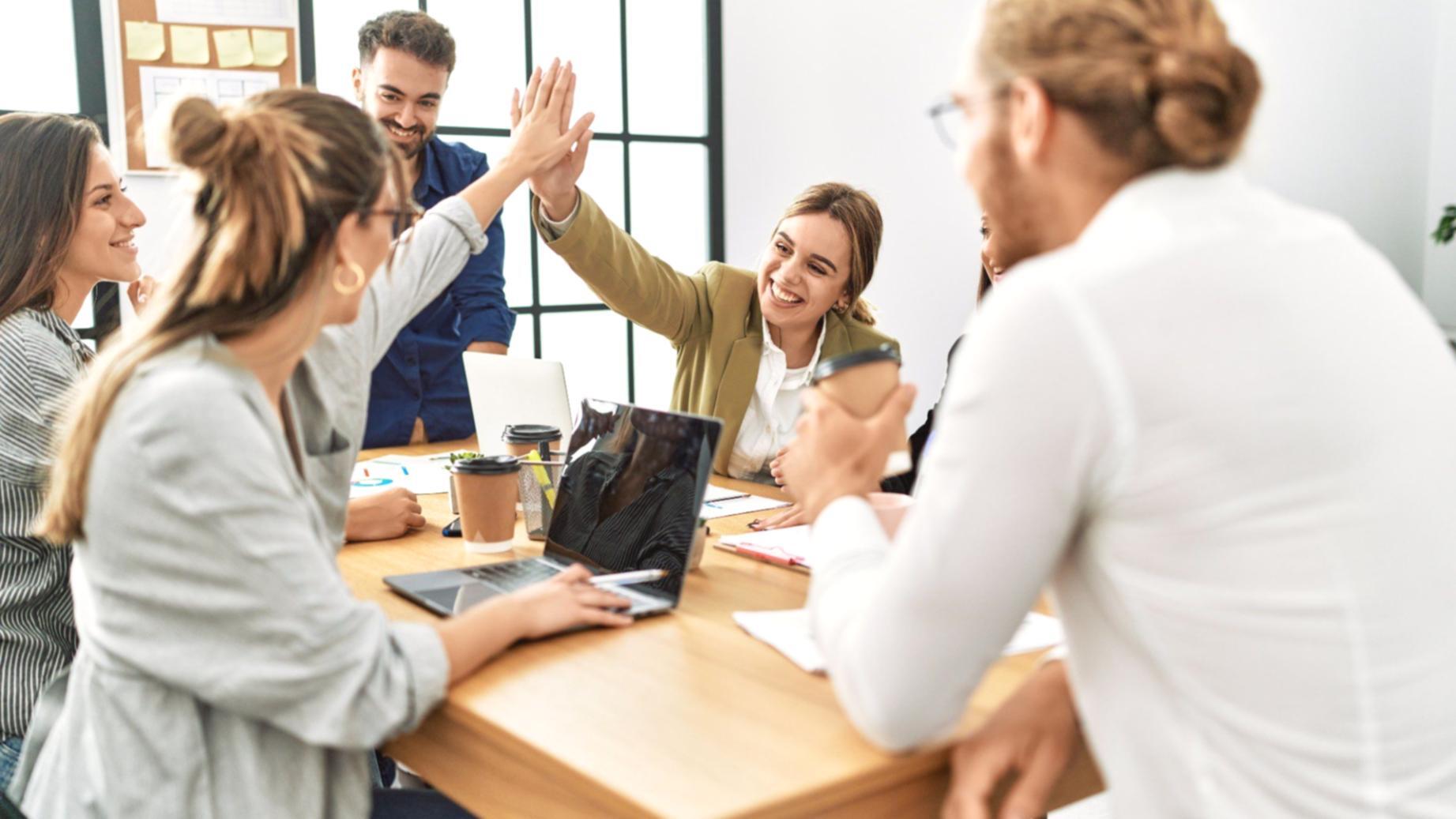 Dashboard mit verschiedenen Keyword-Metriken, Rankings und Performance-Grafiken auf einem modernen Interface